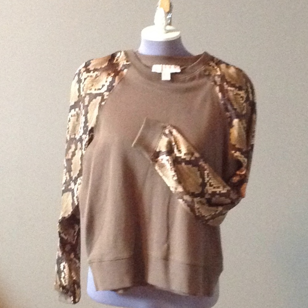 Sweatshirt with alligator sleeve details